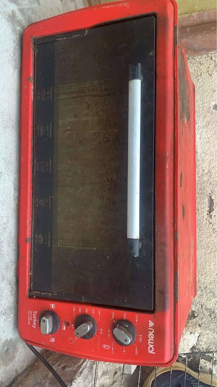 السلام عليكم غراض للبيع اوفن حجم كبير بس الفوك يشتغل جوه عاطل وسنك وقنفات كراسي عدد ثنين وراوتر شغال وتنور صغير مال خبز او بيزا انطي سعر بيهن واخذ *********** 👉🏻
