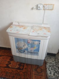 غساله جديده للبيع السعر ١٠٠ بيه مجال للشراي وتساب ٠٧٨٠٠٦٧٧٧٨٤