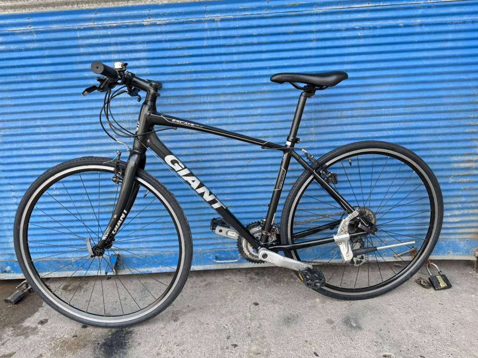 السلام عليكم اخوتي الغوالي 700 حجم 28 
قياس S ماركة (GIANT) غني عن التعريف 
معدنه المنيوم سستم شيمانوا التوس 3/8 
بدلات شيمانوا سحب دفع صينع تايوان 🇹🇼 
نظافة 100/80 الدراجة عل وضع الشركة بلادي 
ختم واحد سعرهاا 220 الف وبي مجال اخوتي 
عنواني موصل توصل ***********  تتوفر 
خدمة توصيل جميع محافظات العراق وتحياتي
