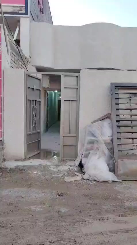 السلام عليكم بيت مساحة100م للبيع شارع المشروع قرب المستوصف السعر40 وبي مجال
للشراي يتصل ويدلل ***********
