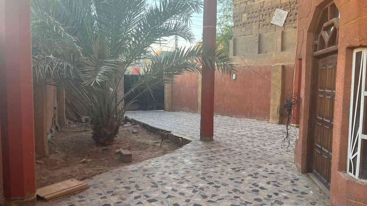 بيت في المشراق القديم طابق واحد مع واجهة طابق ثاني بناء ٢٠١٠ على شارع ٢٠ متر قرب مدارس الوفود الأهلية المساحة ٢٢٧ متر واقع الحال ٢٩٥ متر يحتوي على كراج وحديقة ومطبخ وصالة واستقبال و ٣ غرف و مجمع صحيات و حمام خارجي
السعر ٣٢٥ مليون وبي مجال للشراي 
للإستفسار 
***********
