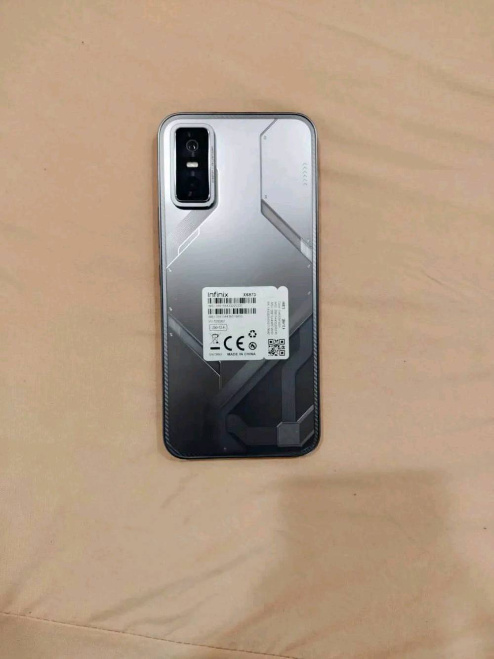 السلام عليكم ، انفنكس جي تي 30 برو نظيف كامل ملحقات ذاكرة 256 رام 12 ببجي 120 فريم تصوير الفيديو 4k على 60 اطار ، بي شفتات ، مراوس او بيع 325 الف ، عنواني بغداد حسينية الراشدية 