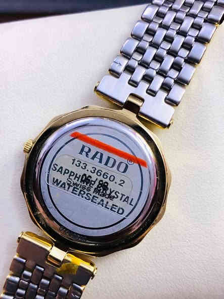 ساعة رادو  ( RADO) فلورنس      
سويسري اصلي انتاج الثمانينات 
مينه خليه النحل 
كواتز - تغليف ذهب      
لوك غير مستعملة 
مع العلبة الأصلية والكرنتي  
للاتصال ***********
