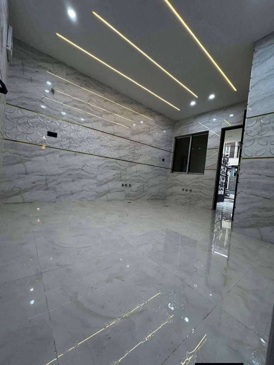 السلام عليكم ورحمة الله وبركاته #مكتب_الغوالي

بيت للبيع في حي البكر قرب جامع الشهيد مجول 

🔹 المساحة : 160م ، الواجهة : 10م طابقين 6 غرف نوم

🔹 بناء حديث زيرو بناء هندسي على الطراز الملكي 

🔹 اساس البيت ومراحل البناء مصور لدينا بالكامل 🎥

🔹 سند طابو ملك صرف شرط تحويل وقرار التمليك

ط1 : كراج ، استقبال ، هول ، مطبخ ، غرفتين ، صحيات

ط2 : اربع غرف نوم ، هول ، صحيات ، سطح ناصي و عالي

مجهز بالكامل بكافة الانظمة الحديثة -

دكتات - سبالت - غسالات - انترنيت - دشات - كاميرات

للاستفسار اكثر مراجعة #مكتب_الغوالي الكائن في حي السماح الاركان قرب مدرسة السماح الابتدائية وقرب مول القمه على شارع 20 او الاتصال على الارقام التالية -

***********

***********
