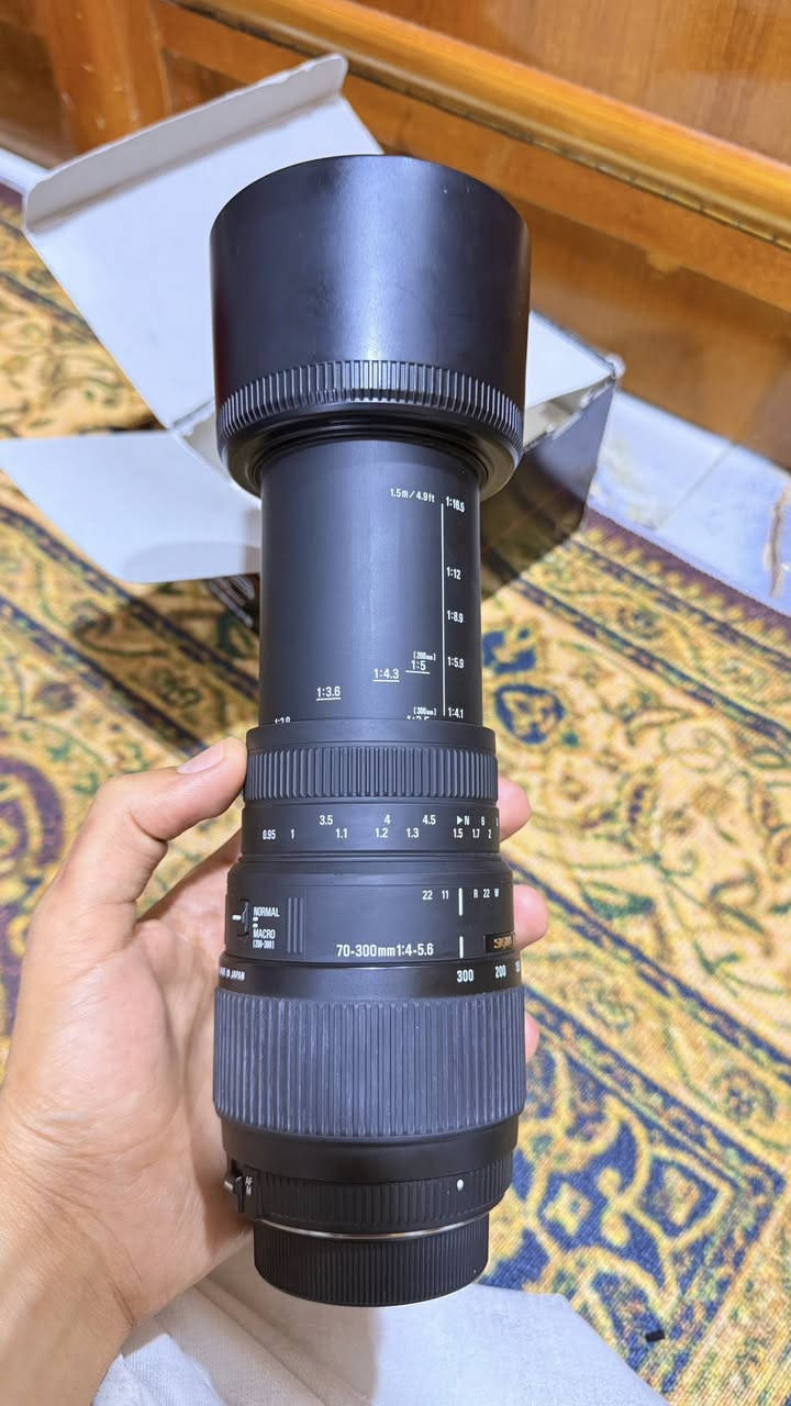 عدسة سكما نيكون ٧٠-٣٠٠ نظيفة جدا جدا استخدام شخصي ماخذها جديدة على ايدي
كارتون والهود مالتها والاغطية كاملة زلغ ما بيها 
سعرها 125 الف 
مكاني البصرة ما عندي توصيل افضل تاخذها من باب البيت واثق من سلعتي بس شركة ما عندي ادزها 
وتساب ***********
