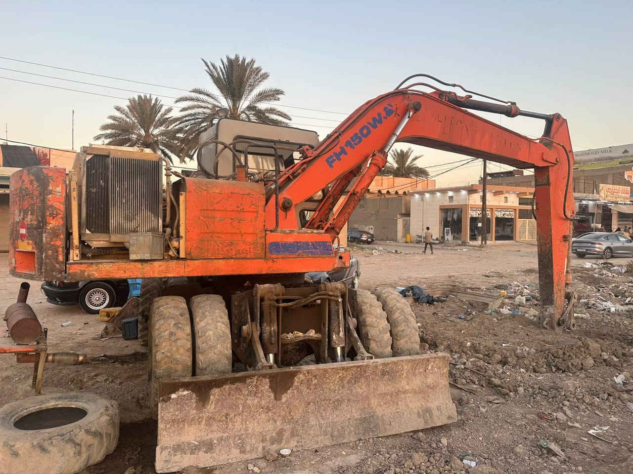 السلام عليكم حفاره فيات هيتاشي موديل ١٩٩٦ محرك جديد المكينه جاهزة فقط نقص مضخه ضعيفه للاستفسار الاتصال ***********
