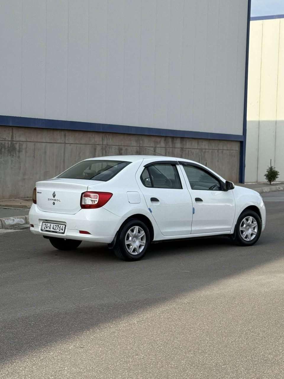 رينو سيمبول       موديل 2016  محرك 16. سيارة جاهزة محرك كير شرط 4 تايرات جديد كهربائيات كلا شغاله     
رقم دهوك مسطرة تحويل شرط  مكان سيارة دهوك.  
السعر 68 ومجال.   ***********
