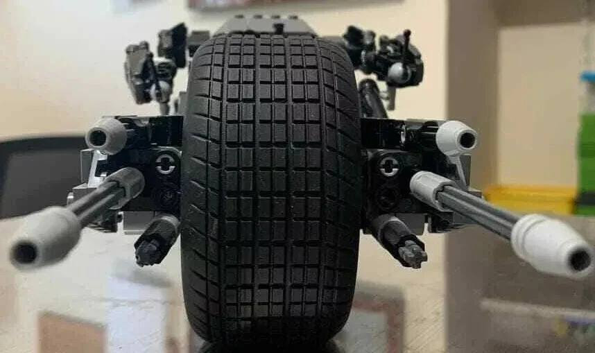 الصورة تعرض مجسم ليجو بات-بود (Lego Batpod) الشهير من ثلاثية أفلام "فارس الظلام". 
الندرة: تم إصدار هذا التصميم الخاص (رقم 5004590) في عام 2015 كجائزة نادرة جدًا في مسابقة محدودة لـ 750 فائزًا فقط.
التفاصيل: المجسم يتميز بعجلات كبيرة ومقذوفات مسامير، ويناسب بشكل خاص مجسمات باتمان من نوع CCBS القابلة للبناء.

السعر : 20 الف / يتوفر توصيل
#lego #عالم_المكعبات #مجسمات #عراق


**إذا كنت صاحب هذا الإعلان وتريد حذفه لأي سبب، رجاءا أرسل رسالة إلى الدعم الفني**