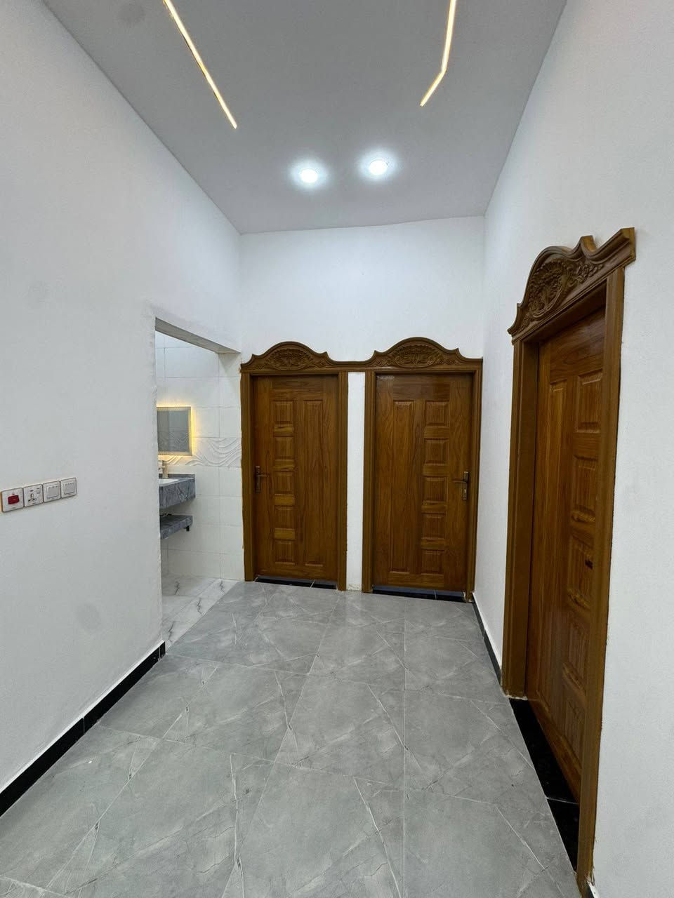 دار سكن حديث. البصرة أبي الخصيب محليه.  قرب مدينه الأندلس. 
المساحه 250م
3 غرف منام
نوع العقار طابو زراعي ملك صرف.  
السعر 130 قابل. للتفاوض.
***********
