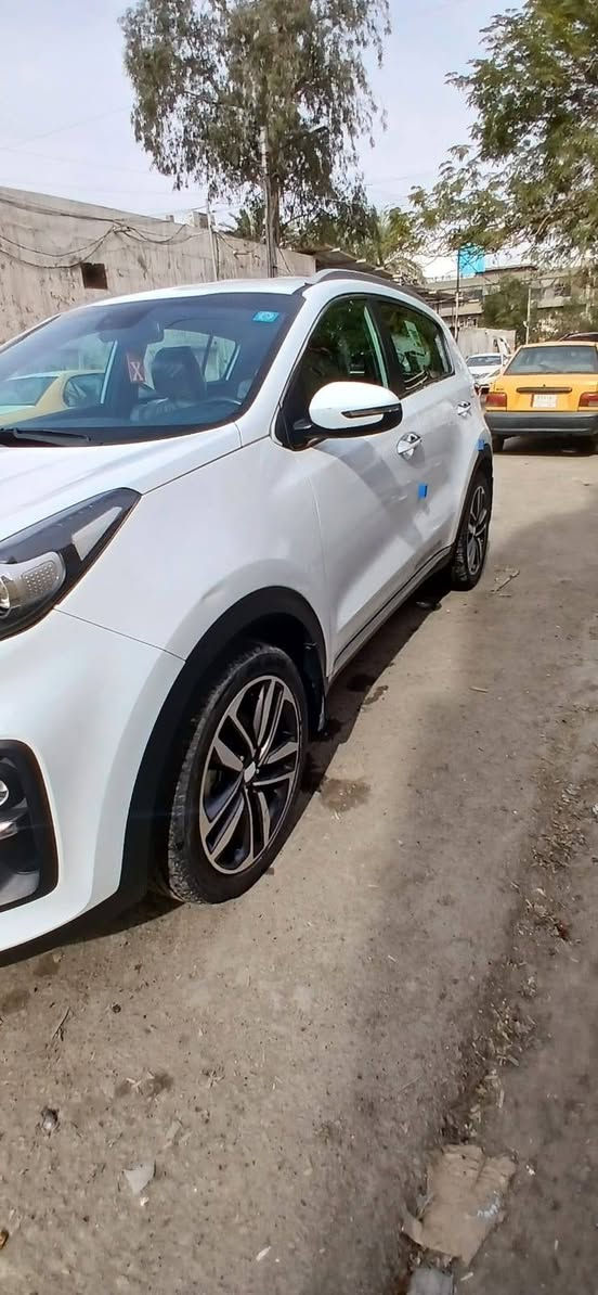 سبورتج موديل 21 ماشيه 90 بيه رصعه بلجاملغ مثل ما موضح بلصوره وبيه شخط بلباب الايمن صغير الباقي مكفول من الصبغ والبارد السياره بصمه مكاني بغداد للإستفسار الاتصال ع رقم ***********
