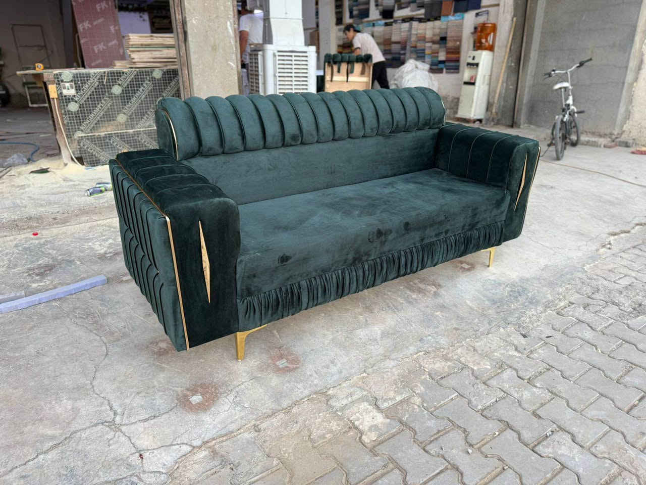 ✨🔥 عرض مميز على القنفات 🔥✨

إذا تبحث عن الراحة والأناقة ببيتك 🏡  
وصلتنا تشكيلة جديدة من القنفات بكل الأذواق:

🛋️ موديلات عصرية وكلاسيك  
🛋️ ألوان تناسب كل بيت  
🛋️ جودة عالية وقماش مريح  
🛋️ أسعار مناسبة للجميع  

🔥 توصيل متوفر  
🔥 إمكانية التفصيل حسب الطلب  

لا تفوّت الفرصة وخلي بيتك أفخم ✨  
راسلنا هسه واحجز القنفه اللي تناسبك 
او اتصل ع الرقم *********** Singapore
