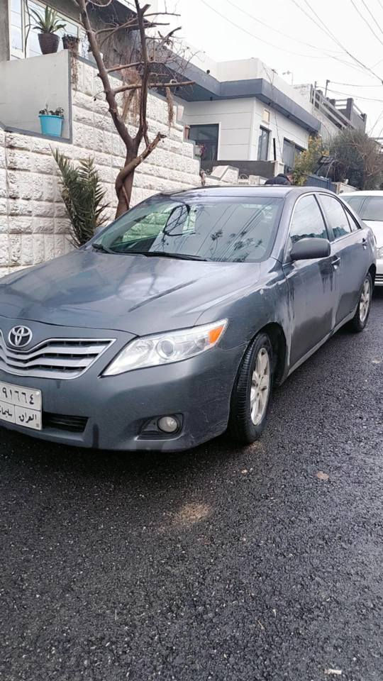 کامری2011
مواسەفات ئەمریکی
مەکینەی نەکراوەتەوە 
سەنەوی تەواو بوە
بە ناوی خۆمانەوەیە
گێڕو مەکینەی بەشەرت
دوای قرچێکی هەیە
پێشی کەپسە
چوار پارچەو نیو بۆیاخە
کەمێ کاڵبونەوەی هەیە

سیعر// 94گەڵاو کەمێک مەجال

شوێن//هەڵەبجەی شەهید

***********

*********** حلبجة, السليمانية
