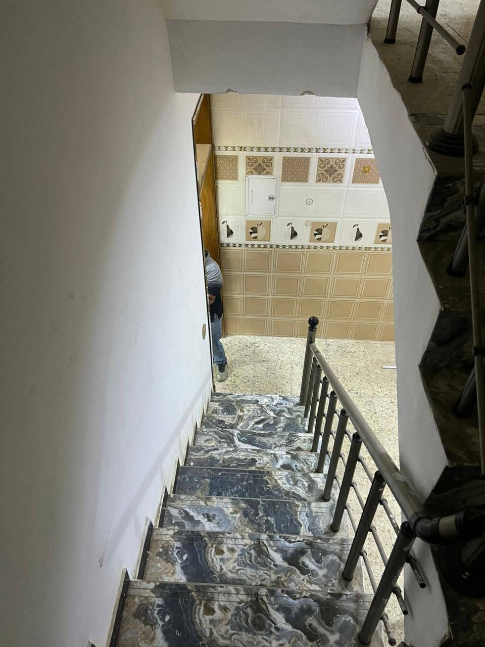السلام عليكم دار في منطقة الدورة مجمع السلطان الأول للبيع او الايجار متكون من صالة ومطبخ كبير مفتوح والطابق الثاني غرفتين نوم والطابق الثالث غرفة مفتوحة على السطح
مساحة الدار 50متر 
السلام عليكم دار في منطقة الدورة مجمع السلطان الأول للبيع او الايجار متكون من صالة ومطبخ كبير مفتوح والطابق الثاني غرفتين نوم والطابق الثالث غرفة مفتوحة على السطح  مساحة الدار 50متر ***********2
