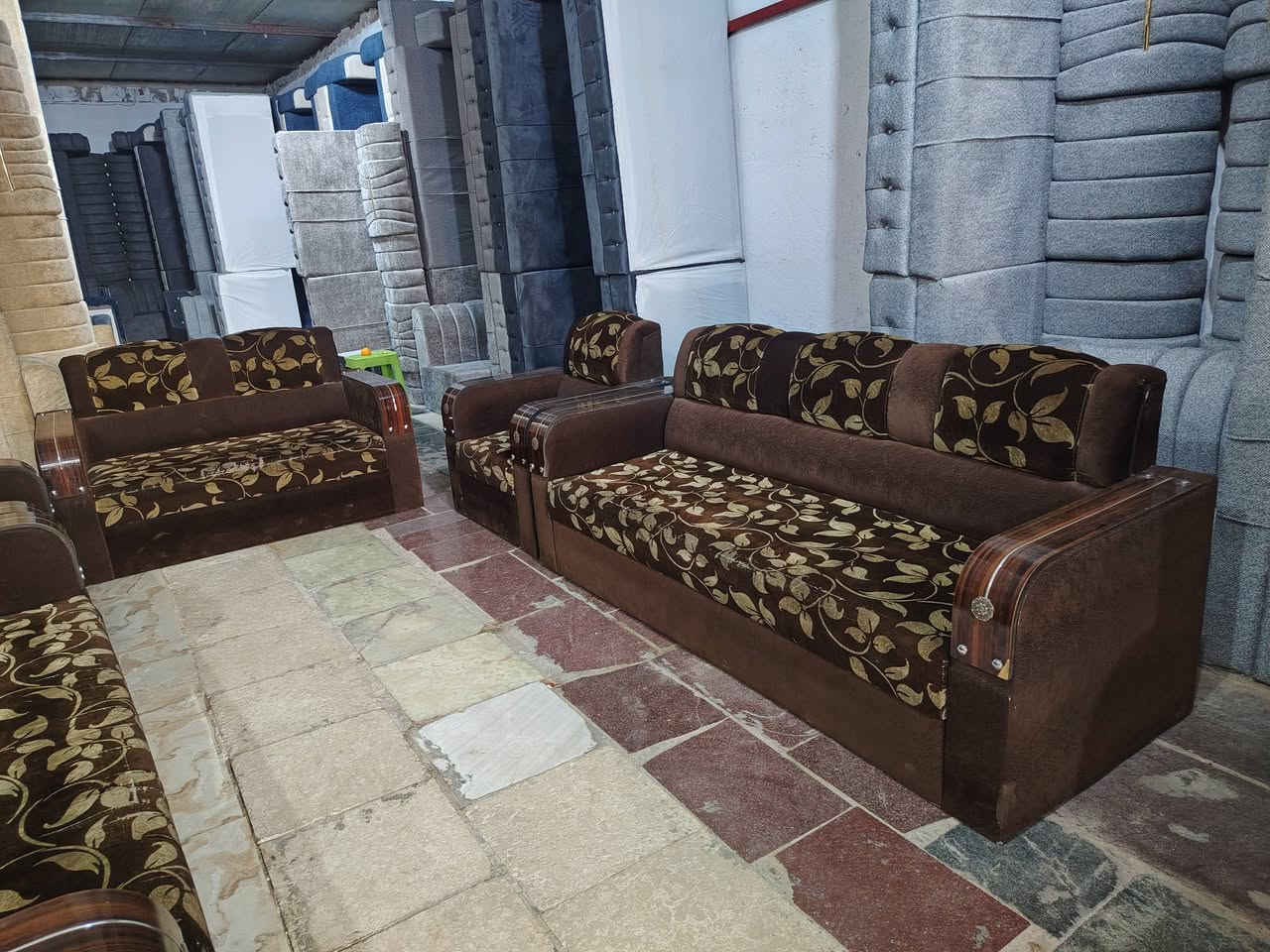 تخم قنفات نظيف وجاهز يتكون من 5 قطع 10 نفرات 
السعر 140 وبي مجال.. 
نص تخم ديوان  نظيف وجاهز يتكون من 3 قطع 7 نفرات 
السعر 75 وبيه مجال... المكان نجف حي العسكري كبل شارع السبسيس قرب السوق المحضر للستفسار ***********
