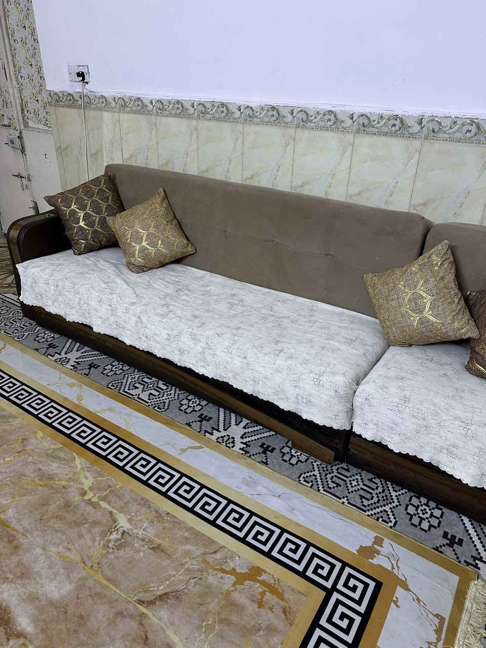 تخم تركي نظيف سرير ومخزن سعره 300 وبي مجال 10 مقاعد
كاونتر مع سنك سعره 250 وبي مجال 
ميز طعام وياه 3 كراسي عظم عاج سعره 50 قفله 
مكاني الشعب 
***********
