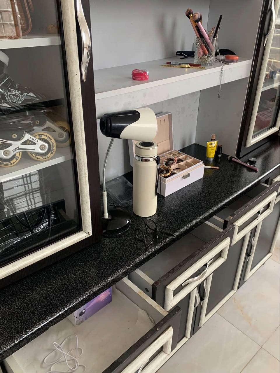 كاونتر خشب عملي وأنيق
بيه رفوف + أدراج + أبواب تخزين
يصلح للمطبخ أو الغرفة أو صالون تجميل
حجمه كبير ويوفر مساحة تخزين ممتازة
حالته جيدة جدًا
سبب البيع: عدم الحاجة
السعر: 250 ألف قابل للتفاوض
الموقع: بابل حلة, بابل


**إذا كنت صاحب هذا الإعلان وتريد حذفه لأي سبب، رجاءا أرسل رسالة إلى الدعم الفني**