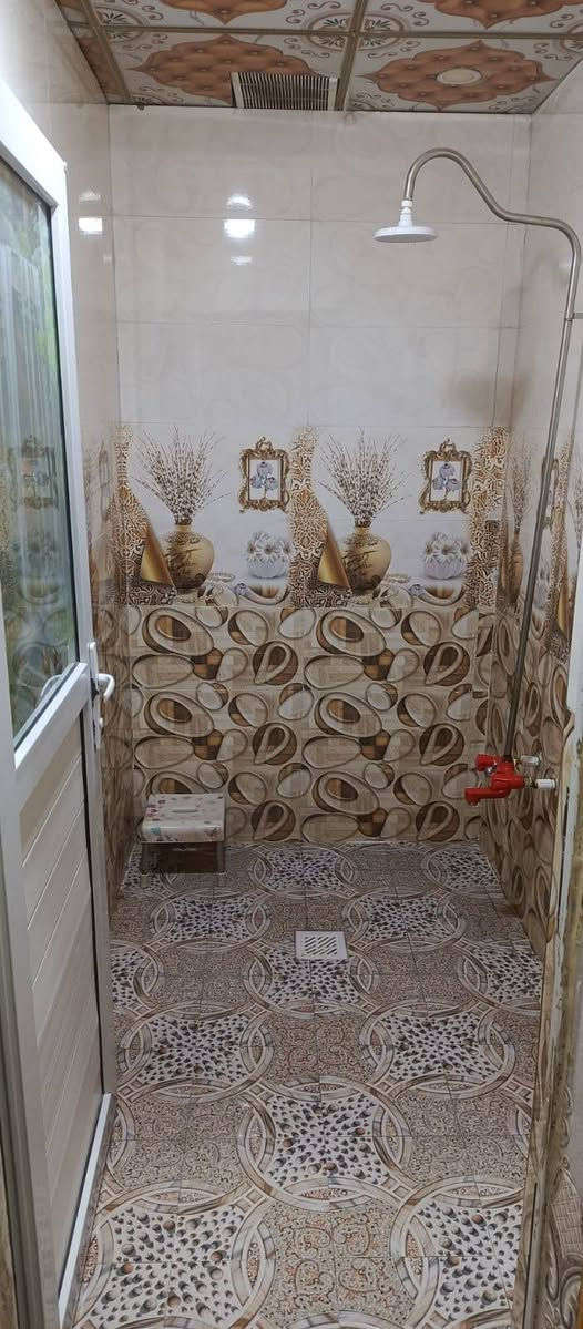 بيت لبيع المساحة الكليه 300 متر
غرف عدد 2  5 + 4
مطبخ 4+4
صاله 6+6
حمام داخلي  سيراميك ارضى و جداري
حوش 13+10
ترك 12+10
سقف سندويش 
بناء حديث
العنوان حي الخطوه قرب مسجد خطوة الإمام علي عليه السلام 
 البيت حواسم
مكلف بل نشر رقم صاحب الدار 
***********
