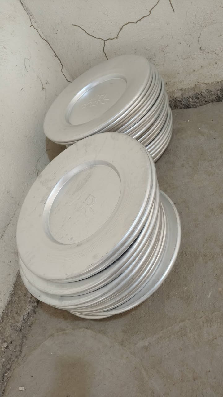 سلام عليكم يتوفر
كراسي عدد 300
ميز عدد 50
ماصه عدد130
صياني عدد 150
مغاسل عدد 2
السعر4 مليون و 200 
مستخدم شهر فقط ***********
مكاني. حله ابي غرق
