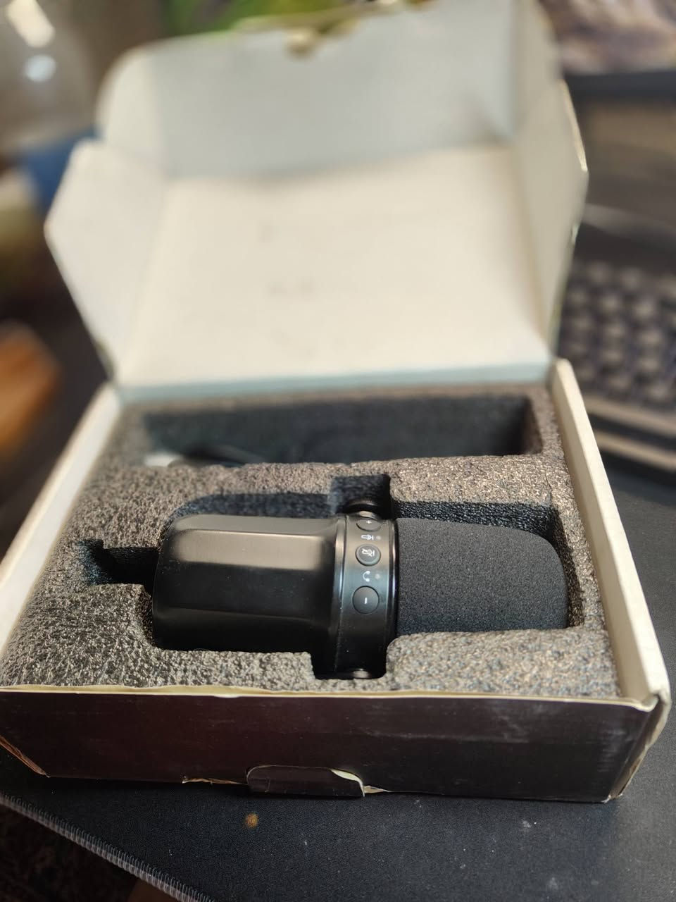 🎙️ للبيع: ميكروفون FDUCE SL40 الاحترافي للبودكاست والستريمنج
​إذا كنت تبحث عن نقلة نوعية في صوتك وبأقل تكلفة، هذا المايك هو الحل! الميكروفون غني عن التعريف، يجمع بين الشكل الفخم والأداء القوي.
​✨ مميزات المايك:
​ثنائي التوصيل (XLR & USB): تقدر تشغله مباشرة على الكمبيوتر (Plug & Play) أو توصله بكارت صوت احترافي.
​خاصية العزل: المايك من نوع (Dynamic)، يعني يركز على صوتك فقط ويعزل ضوضاء الغرفة والمكيف بشكل ممتاز.
​تحكم كامل: يحتوي على أزرار كتم الصوت (Mute) والتحكم في مستوى الصوت ومدخل للسماعات للمراقبة المباشرة.
​جودة التصميم: هيكل معدني متين وشكل أنيق جداً أمام الكاميرا.
​متعدد الاستخدامات: مثالي للبودكاست، التعليق الصوتي (Voice Over)، البث المباشر (Gaming)، وتسجيل الأغاني.
​📦 حالة المنتج:
​الحالة: (90%).
​الملحقات: (كيبل تايب سي ).
​💰 السعر المطلوب: 75الف 

🚚 التوصيل: (لا يوجد )
​📞 للتواصل: يرجى إرسال رسالة على الخاص أو الاتصال  على الخاص


**إذا كنت صاحب هذا الإعلان وتريد حذفه لأي سبب، رجاءا أرسل رسالة إلى الدعم الفني**