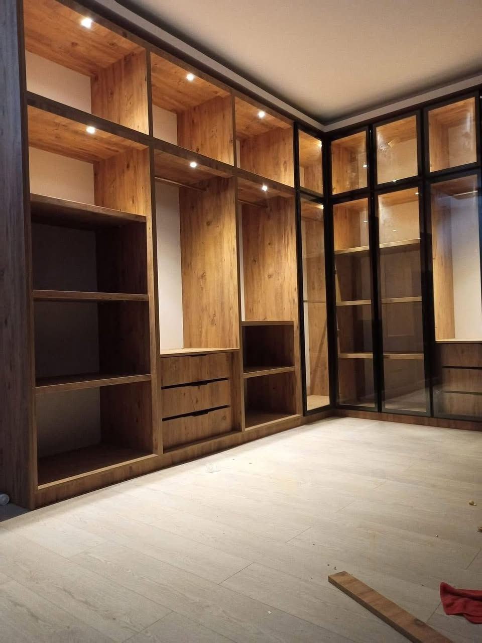 🔨✨ مصمم نجّار محترف ✨🔨  
شغل مضمون… ذوق عالي… تنفيذ على مزاجك  

عدنه هواي موديلات عصرية وكلاسيك  
وإذا ببالكم شي خاص؟ نسويه مثل ما تريدون بالضبط 👌  
تفصيل حسب   

 

***********
📩 للحجز على رقم او خاص نجار بسمايه
