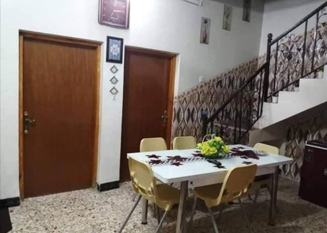 بيت للبيع الدوانم شارع ابو دراج خلف السكة غرفتين نوم واستقبال وهول ومطبخ وحمامين غربي وشرقي .. المساحة ١١٢
الواجهة ٧.٥ ....

..

البيت كامل من كلشي البناء طابوق ..

السقف كونكريت..

... رقم التليفون ***********
