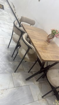 ميز طعام • ٤ كراسي • ما بي ضرر
