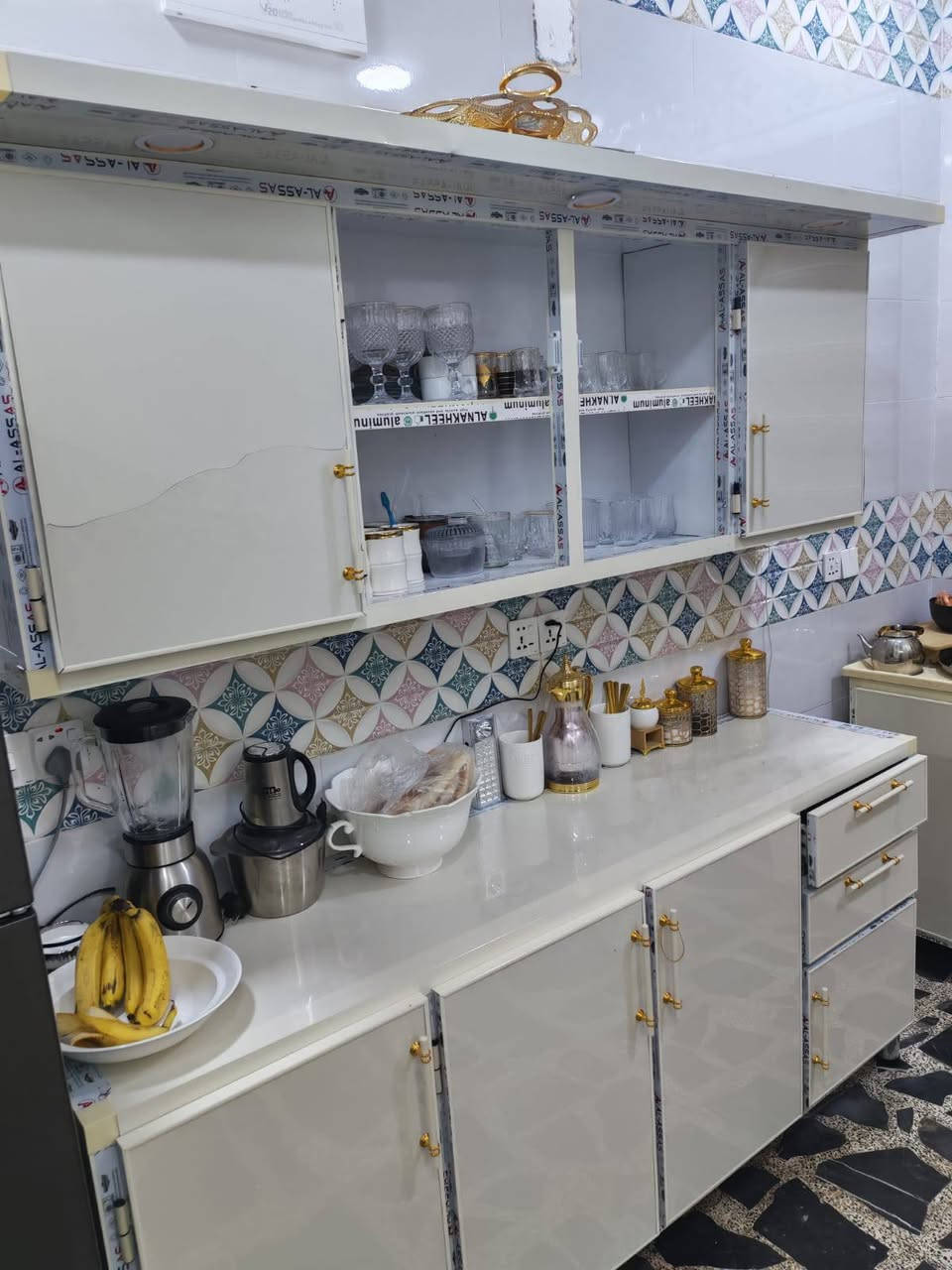 سبلت اول بارحه شدو ابيع ٦٠٠غرفه صيني ماخذينه ب٤ونص يردونه مليون ونص ***********
