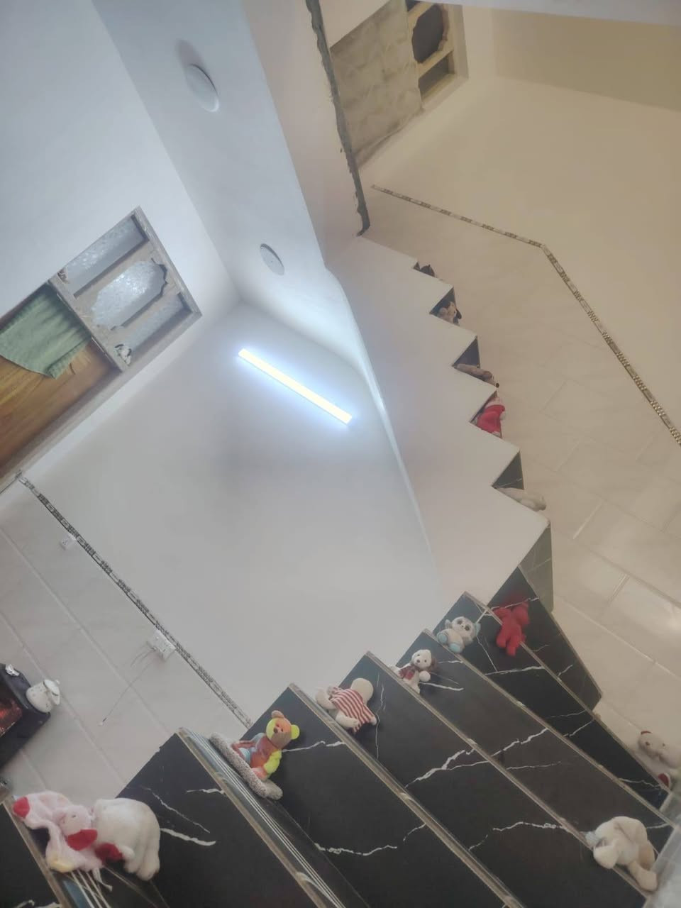 سلام عليكم
بيت مساحه 100م 
بناء جديد 2025
يحتوي عل طابق ونص خدمات كامله لبيت جاهز من كلشي عدد البيوت 2
موقع حي نصر فرع كباب السيد قريب ***********

