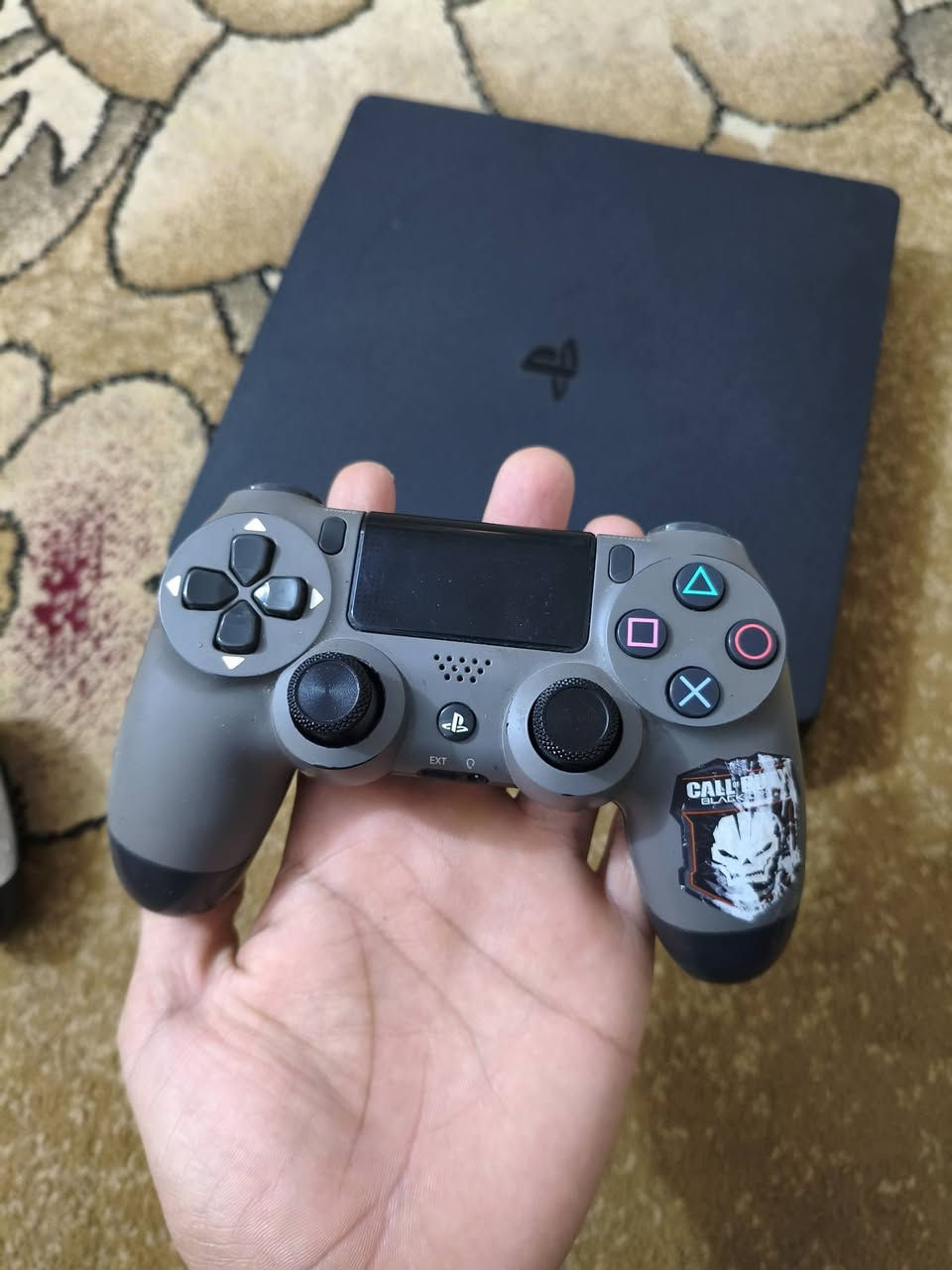 السلام عليكم للبيع بلي ستيشن 4 سلم مهكر واحد تيرا  مع كامل ملحقاته نظافة 99% مع دبل جويستك و يو بي اس مع العاب باتل فيلد1 وباتل فيلدV وبلاك اوبس6  FC 26 وBES26 من الاخير فووول مكاني فلوجة السعر 250 وبي مجال للشراي للتواصل خاص او على الرقم واتساب فقط ***********
