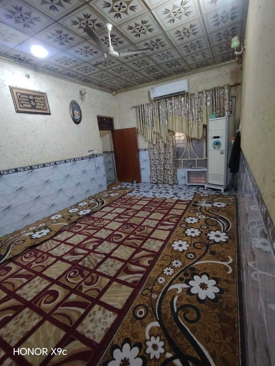 بيت للبيع الموقع حي الموضفين قريب ع السايدين الجديدة المساحة 200متر البيت يحتوي ع 4 غرف 2 جوة و2فوك صحيات فوك وجوة متوفرة خدمات كافة تبليط وكهرباء ومجاري للأستفسار ***********.
