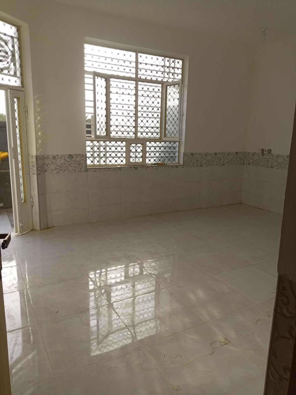 بيت لبيع مساحه140متر وجهه  10ونص تفاصيل استقبال وغرفه وصاله ومطبخ وصحيات داخليه وخارجيه سند 25 مكان حي المعلمين بلدوب خلف عمارت قبل نهيت شارع فرع رقم هاتف ***********
