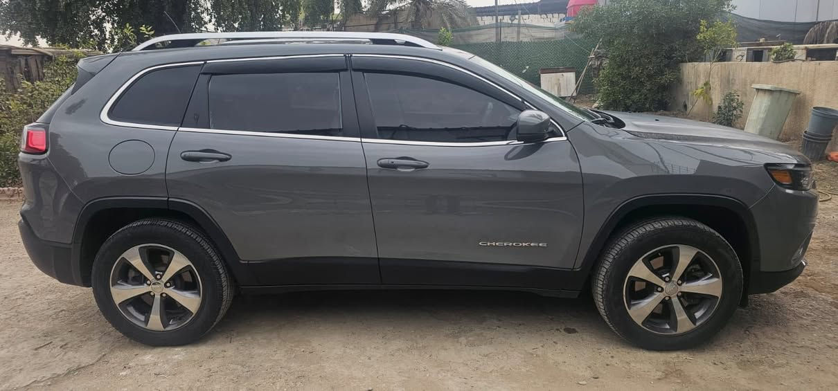 السلام عليكم  للبيع فقط فقط
جيب بزون 2019 السياره 6 سلندر جديده ومناقصه برغي 
محرك+ كير + صدر  بحاله ممتازه 100‎%‎
لون سمنتي فووول موصفات (لمتد )عدى الفتحه
داخل ابيض جلد ملكي 
حادثه بالبجم طخه جدا بسيطه مبدل بنيد فقط الظربه سطحيه جاملغات + راديترات + مروحه كله ابلاد 
السعر 172 ورقه 
بغداد - الدوره 
***********
غير متواجد على الفيس للاتصال فقط
