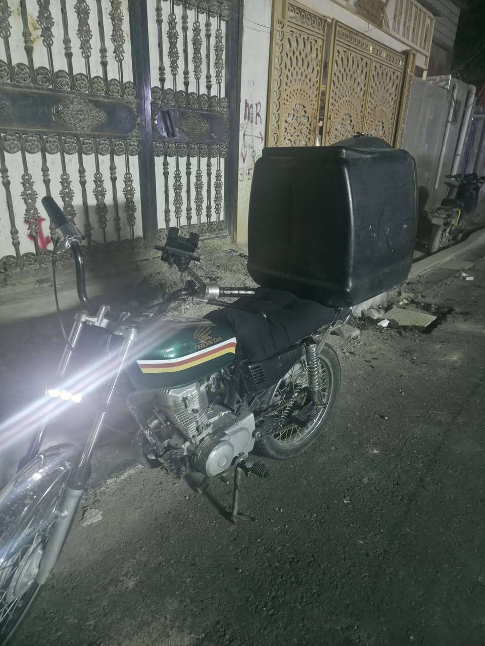 السلام عليكم دراجه ادوات نامه شلامجه للبيع نهضه مكينه كلجات جدد فول دراجه العنوان البصره الزبير السعر 350 وبيه مجال حك الجيه الرقم ***********
