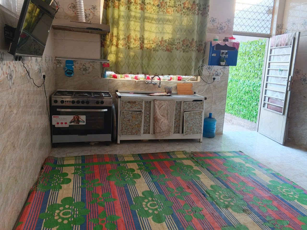 سلام عليكم بيت للبيع في منطقه حواس 200متر بي غرفتين  وصاله واستقبال ومطبخ وترك 2. نزله جميل الحداد  ونزله ام البنين من يم صوره الشهيد يبعد عن شارع العام 500متر الاتصال على الرقم أو الوتساب ***********
