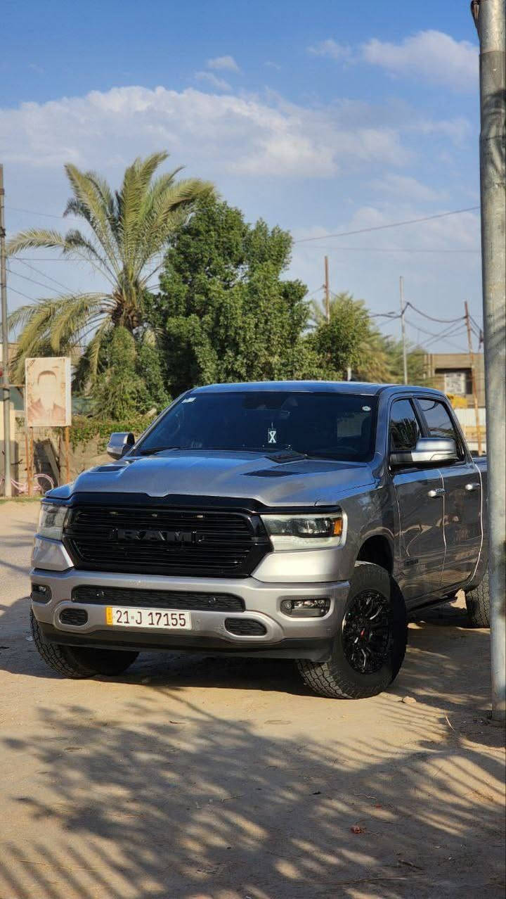 السَلٱمٌ عـَلـْيگمّ-ۈرحـْمّـٌة ٱللـّہ ﯙبُرگـّاتہ
للبيع دوج رام 2021(SPORT) فول مواصفات 1/1;
ممشه السياره 52 الف mi(قابله للزياده) 
المواصفات: 
1/ محرك V8 سعة 5.7 لتر بقوة 395 حصان 
2/ناقل الحركة أوتوماتيكي 8 سرعات
3/اللون سلفر داخل اسود 
4/الدفع دفع رباعي
5/الاستهلاك الوقود8 كم/لتر داخل المدينة و 10.2 كم/لتر على الطريق السريع
6/التسارع من 0 إلى 100 كم/س في 6.8 ثانية
7/المقاعد مقاعد أمامية قابلة للتهوية 
8/النظام الصوتي نظام صوتي ألباين بـ10 سماعات
9/الشاشة شاشة لمس قياس 8.4 إنش
10/السلامة 6 وسائد هوائية، نظام منع انغلاق المكابح، نظام التحكم الإلكتروني بالثبات
11/كامره اماميه 
12/كامره دواره خلفيه
13/جامه خافيه كهرباء 
14/بنرامه سقف
15/كير موس
16/حساسات اماميه
17/حساسات خلفيه
18/كامره اماميه
19/وقوف ذاتي
20/رادارات
21/رقم السياره سليمانيه دولي
22/ تضليل نسبه 80%
23/ضرر السياره كلين تايتل بدون حادث 

الاستفسار: ***********

مكان السياره:بابل_حله
