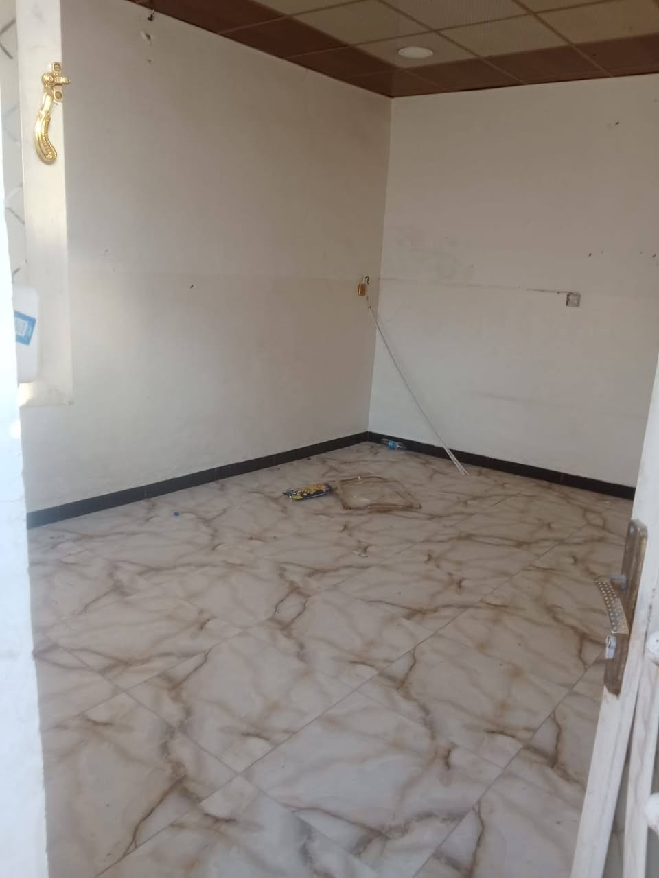 سلام عليكم بيت الإيجار مساحة 100 متر بيت كلش حلو ونضيف ويتوفر بي غرفه وكلدور وصاله وحمام وصحيات خارجيه ويتوفر مولده شارع سعر الايجار 275الف موقع البيت حله شارع حسينيه والاستفسار على هذا الرقم ***********
