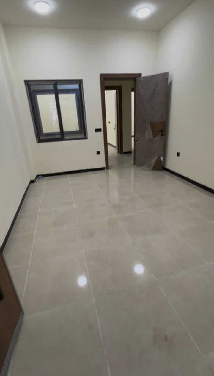 شقة VIP زيرو للإيجار (ارضية)
📍: الاعظمية- شارع عمر (للعوائل فقط )
تحتوي على :
غرف نوم عدد (٢ )
صاله منفصله 
مطبخ مفصول 
خدمات 
منور عدد (٣)
ملاحضة: تحتوي الشقة على (ماطور ماء-سخان - خط مولد)

السعر : ٧٠٠ الف عراقي 
للتواصل والاستفسار اكثر 
📞(***********)📞
