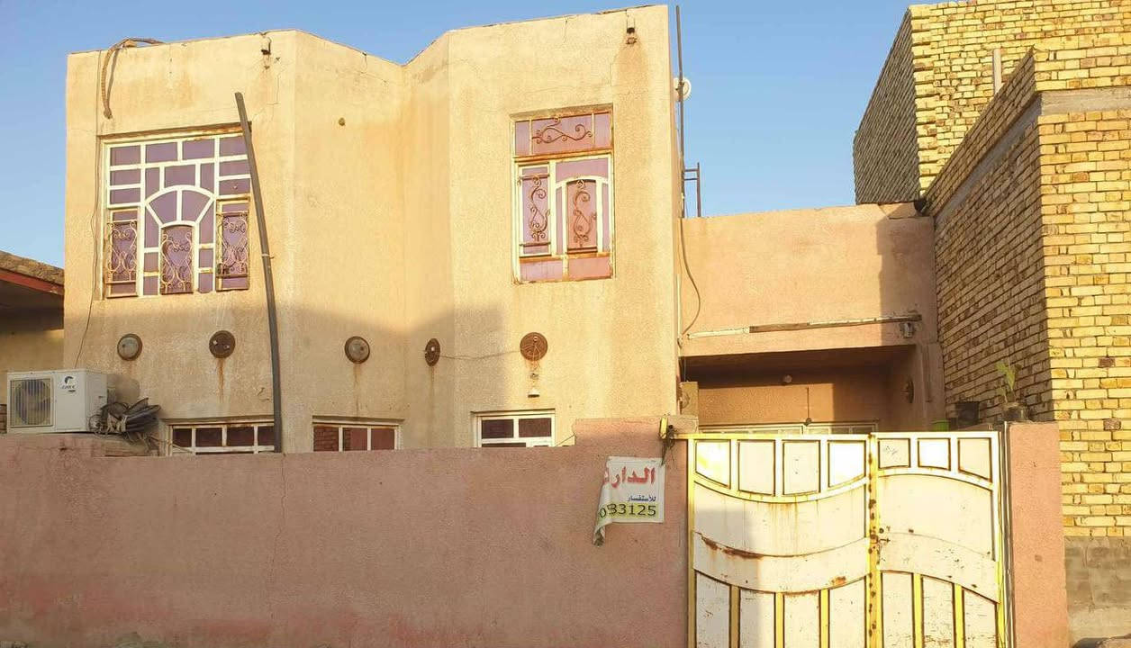 في حي الرحمة الأولى قرب المستوصف المساحة ١٠٠م مربعه 
الطابق الاول مطبخ وغرفه وصاله واستقبال وصحيات داخليه وخارجية
الطابق الثاني غرفتين نوم وصحيات
السعر: ٤٠ مليون
***********@إشارة
