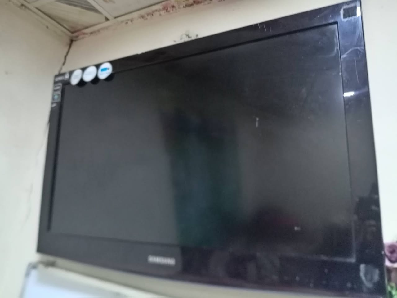 سلام عليكم شاشه العلامة السعر 100🔒التجارية: سامسونج. مستخدمه اتصال *********** وبي واتساب
نوع الشاشة: تلفزيون ذكي.
التصميم: تصميم كريستالي (Crystal Design) كما هو موضح على ملصق الشاشة.
المميزات: يحتوي على تقنية "ConnectShare" لتشغيل الوسائط مباشرة عبر USB، ويدعم تقنية Wide Color Enhancer لتحسين الألوان.
الفئة: ينتمي إلى سلسلة تلفزيونات سامسونج، وتشير الملصقات إلى أنه من الفئة الرابعة (Series 4).
