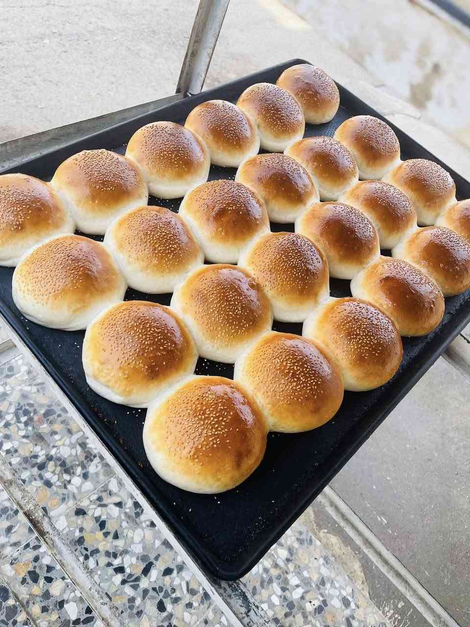 السلام عليكم خلفه صمون كهربائيّ وكاهي وجرك وفطائر وكعك مضبوط محتاج شغل مكاني بغداد الكرخ المحتاج يتصل *********** ابوسيف
