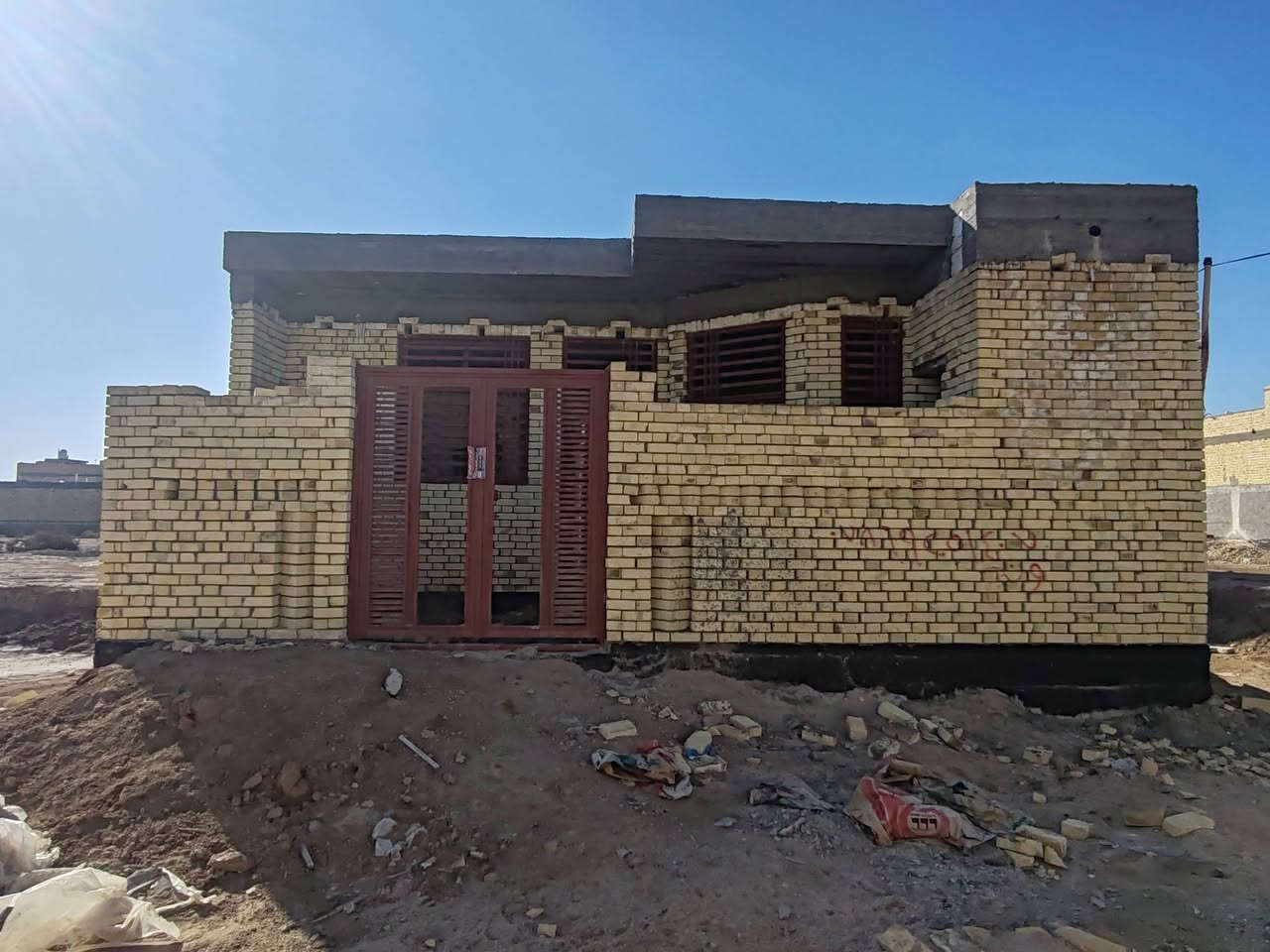 هيكل مسقف بالشهداء  مساحه ١١٠ مربعه يم الركن وجه  ٨مترو٨٠ سنتم نزال ١٢ ونص مسقف بناء درجه اولى كله طابوق عكيل دفان تراب زين شيش ماس نوعيه زينه اسمنت مقاوم شبابيك أبواب ٣ جنل قرب المدرسه خريطه مهندس *********** بيه الاتصال
