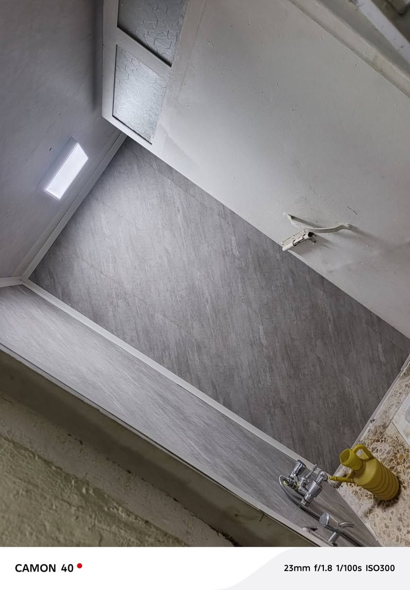 سلام عليكم ١٠٠ متر للبيع بشاره الحسينيه سند اصفر حي السلام  البيت عالي  من الشارع ٦٠ سانتيم بناء الطابق الارضي طابوك ولطابق الثاني بلوك ما كامل  بس مصعد حياطينه
عدد صحيات ٢ داخلي وخارجي الداخلي كله مطبك الواح 
الصاله ديكورات غرفت النوم ديكورات  مسلح السكف صب الاساس ماله صب شريطي  ماء مجاري كهرباء كله جديد البيت متعوب عليه بل اظافه وياه غرفت نوم وكونتر تعليك وارظي وسنك  البيت كامل مكمل سعر البيت ٨٨ وبي مجال بصيط 
***********
