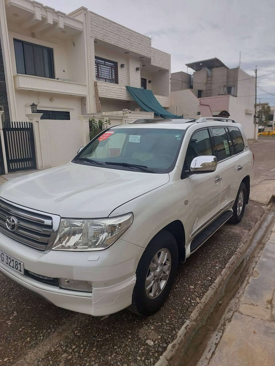 للبيع لاندكروز  سيتينيه فول موصفات سعر ٣٤٠ بيه مجال قليل رقم وسنويه جديد دولي موديل ٢٠١١ بدون صبغ او ضرر حتى دعاميات ما بيه صبغ ماشي ١٧٦ ألف مكان سياره طوز خورماتو ***********
