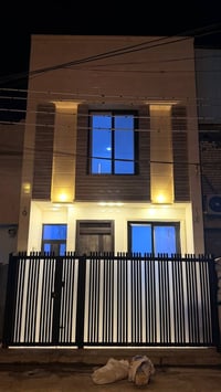75 متر للبيع حي الجهاد الشارقة 🏘️✨ الواجهة 5 🏢 نزال 15 🚗 يحتوي على 3 ن...