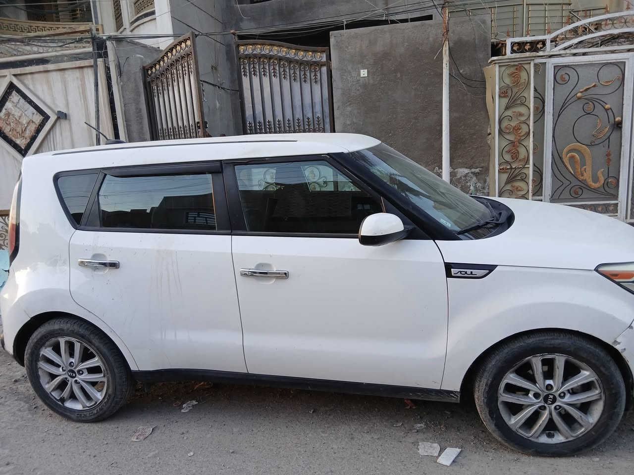 مكلف بالنشر 
للبيع Kia Soul 2017 
كير أوتو 
ممشى 78 ألف كم فقط
✔️ محرك مكفول
✔️ شاشة وكالة + كاميرة خلفية
✔️ السيارة بدون حادث
✔️ صبغ دعامية أمامي وخلفي (شخوط تكحيل فقط)
✔️ نظيفة جداً واستعمال شخصي
السونار موجود كمل الصور 
رقم اربيل 
السعر 135 وبي مجال بسيط 
مكانها بغداد الشعب 
الاتصال ***********
