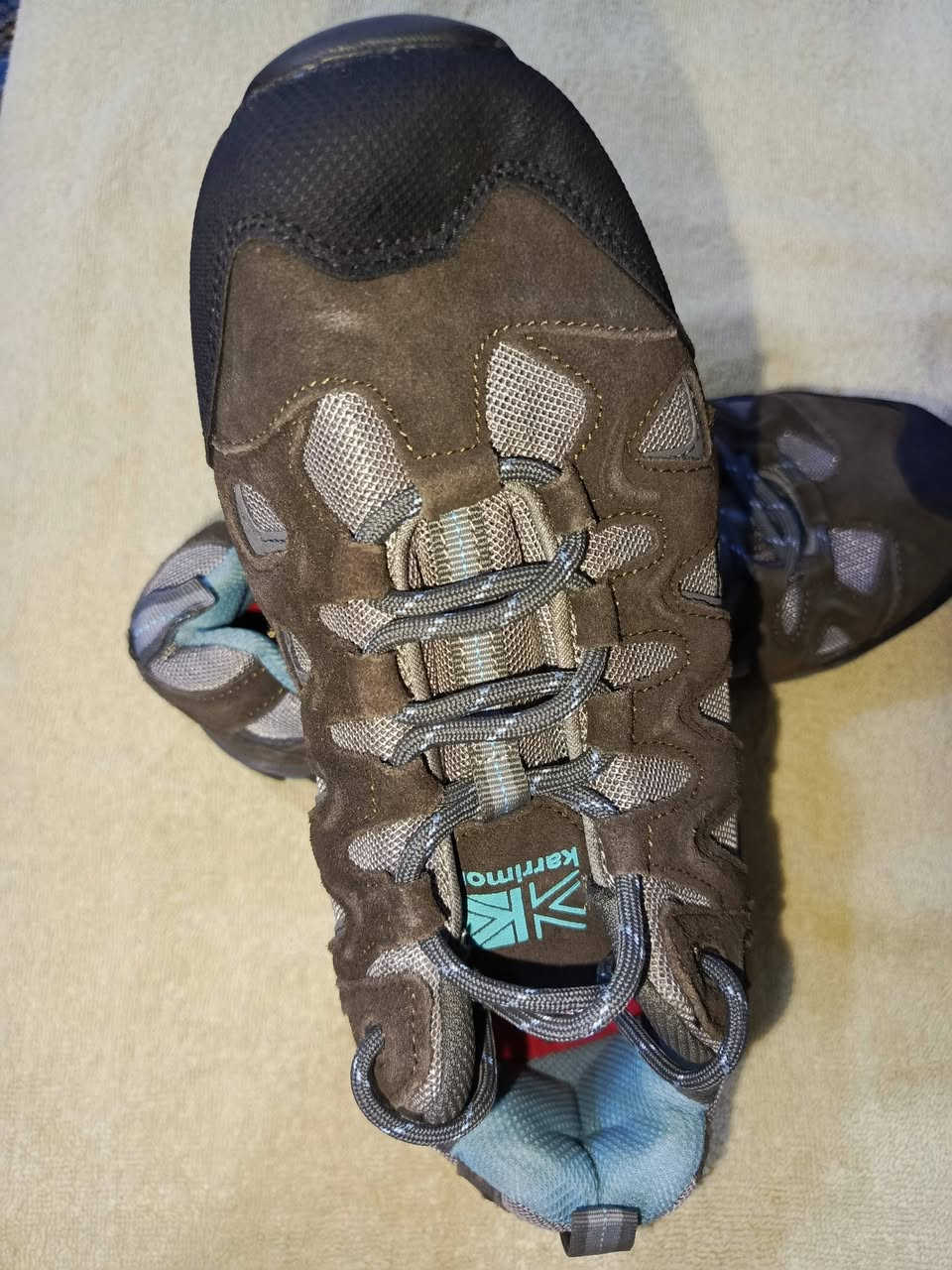 حذاء جديد بالكارتون من النوع الأوربي متانه النوعيه الجلد ممتاز.... قيمه وشايف خير 
ه‍ ***********
