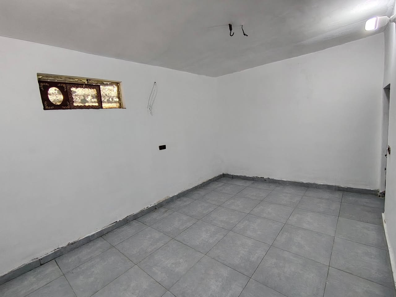 جزء من أعمالنا – تختيم وصبغ بيت كامل في بابل – المحاويل – حي 17 تموز 🎨🏠
تم تنفيذ العمل باستخدام أصباغ من مناشئ عالمية رصينة، وبأيدي كادر محترف يضمن:
✔️ الدقة في التنفيذ
✔️ النظافة أثناء العمل
✔️ تسليم عمل مرتب وفخم
خدماتنا تشمل:
• صبغ داخلي وخارجي
• لبخ وطلس
• فوم وزخارف
• تنفيذ بأفضل المواد وأحدث الأساليب
📞 للحجز والاستفسار:
***********
***********
