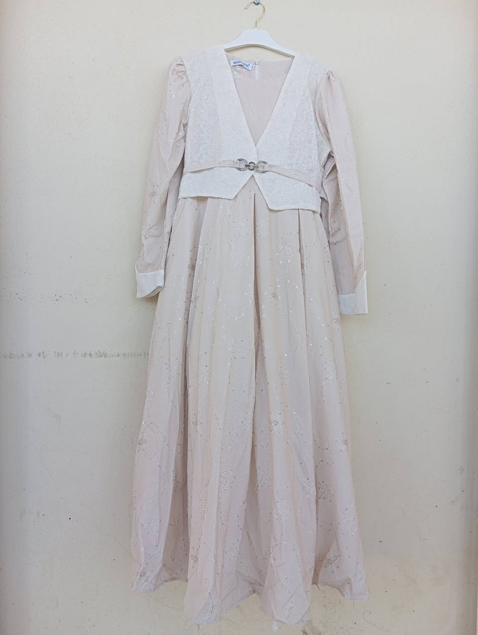 ✨💗 محلات الغازي – قسم الملابس النسائية 💗✨
تألقي بأجمل الإطلالات لكل الأعمار 👗🌸
متوفر لدينا:
👧 فساتين أطفال وبناتي بألوان ناعمة وتصاميم مميزة
👩 فساتين شبابي عصرية ومرتبة
💃 فساتين نسائية راقية تناسب كل المناسبات
🪷 دراعات بيتية أنيقة ومريحة
🧣 شالات بألوان متنوعة تكمل أناقتج
جودة حلوة ✨ أسعار مناسبة 💰 وموديلات ترضي كل الأذواق
📍 زورونا بمحلات الغازي وخلي أناقتج تبدي من عدنا 💕
الموقع: شميط -الشارع العام-مقابل اسواق باسم العيدان 
للاستفسار: ***********
***********
