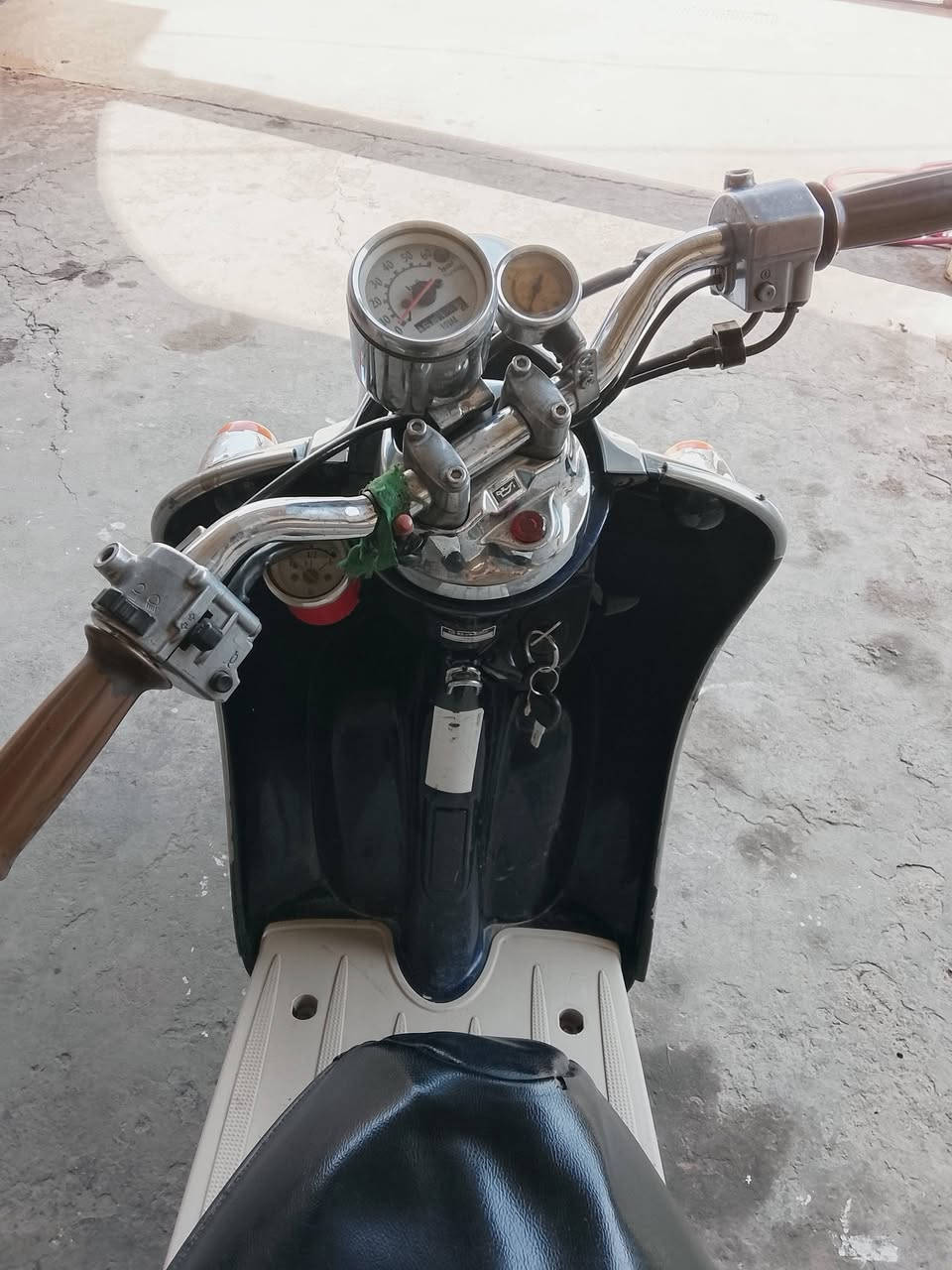 سلم عليكم ورحمه دراجة عبد الحليم اكلاسك للبيع الدراجة نضيفة كداك عينك أو نكرة شغالة  الكهرباءيات أو أوراقه كاملة السعر 300 أو بيهة مجال الاستفسار ***********
