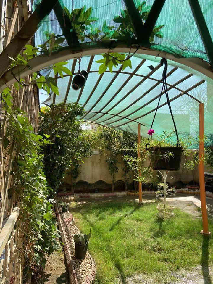 دار للبيع بناء حديث مساحة 400م حي الحكيم بـ نزلة افران ومعجنات المهدي
يحتوي على 4 حدائق داخليه وخارجيه يحتوي على صاله داخل الصاله تحتوي ع شلال وممر داخلي وغرفه جوه بي مطبخين حار وبارد وصحيات الطابق الثاني يحتوي على 4 غرف كبار وصحيات 
بي واجهتين واجهة امامية و واجهة خلفيه يوجد في الواجهة الخلفية كراج للسيارة وحديقه 
للاستفسار 
‭0772 386 0984
